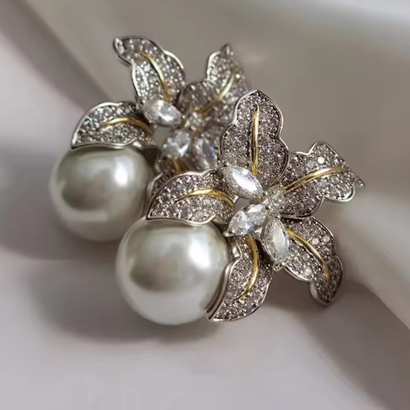 Pearl Flower Elegant Silver Crystal Earrings - Picture 2 of 9